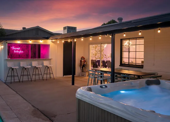 Girls Getaway Haven Outdoor Bar W Pool & Hot Tub