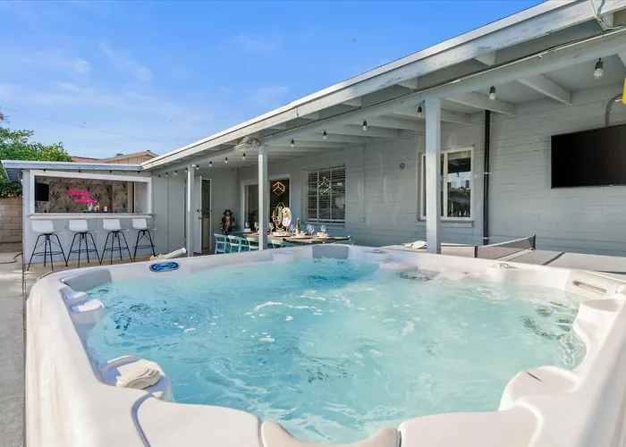 Holiday home Girls Getaway Haven Outdoor Bar W Pool & Hot Tub *