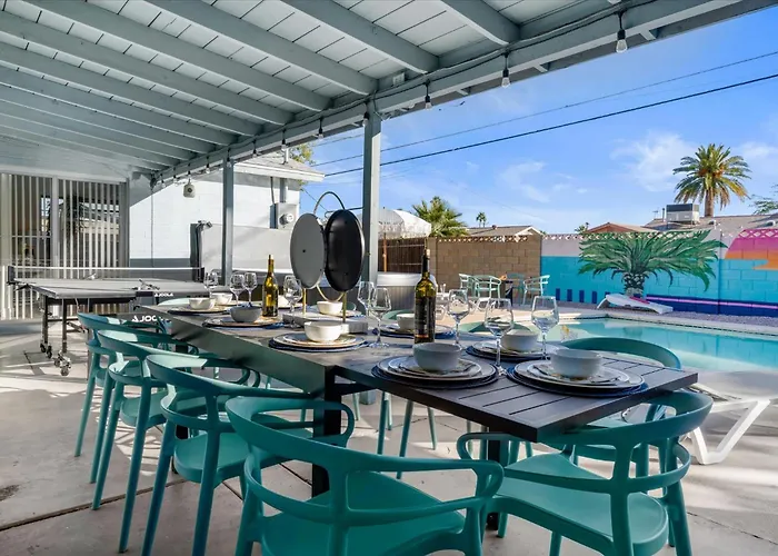 Girls Getaway Haven Outdoor Bar W Pool & Hot Tub