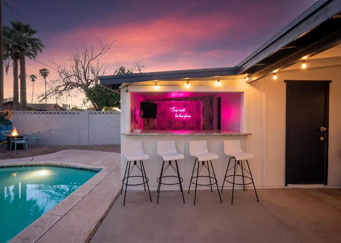 Girls Getaway Haven Outdoor Bar W Pool & Hot Tub