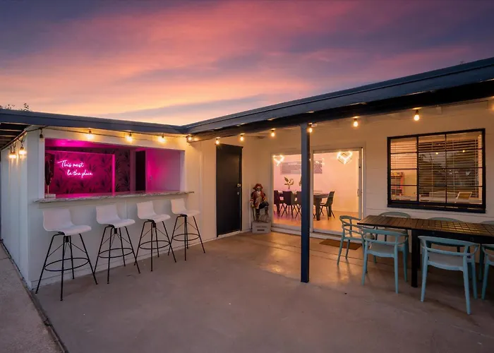 Girls Getaway Haven Outdoor Bar W Pool & Hot Tub Holiday home