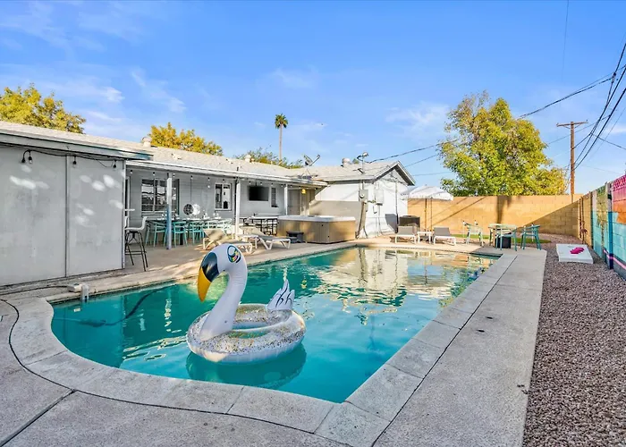 Holiday home Girls Getaway Haven Outdoor Bar W Pool & Hot Tub