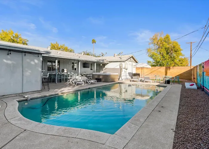 Holiday home Girls Getaway Haven Outdoor Bar W Pool & Hot Tub *